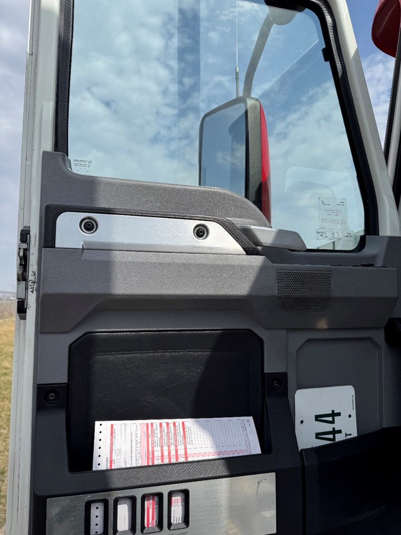 Used 2023 Mack Anthem Daycab - image 11